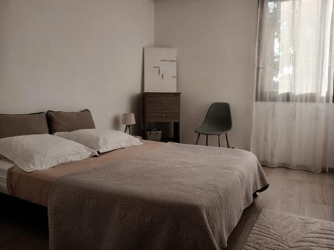 Bed, Photo of the whole room, Bedroom, storage