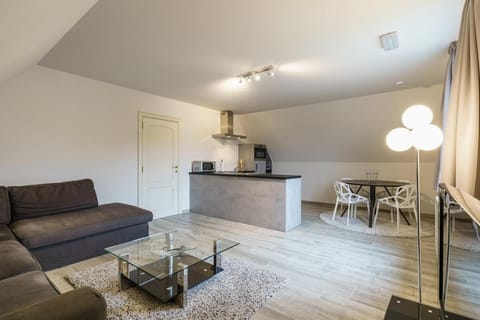 Kitchen or kitchenette, Seating area, Dining area