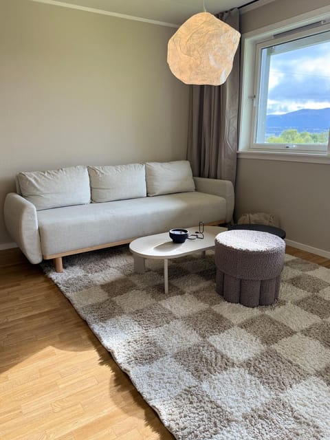 Stor leilighet nær flyplass, buss og natur Apartment in Tromso