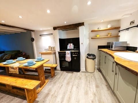 Coffee/tea facilities, Kitchen or kitchenette, Dining area, oven, pet friendly, stove, toaster