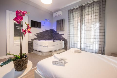 Toilet, Patio, People, Garden, Balcony/Terrace, Kitchen or kitchenette, Spa and wellness centre/facilities, Guests, Area and facilities, Seasons, Time of day, Location, children, group of guests, Family