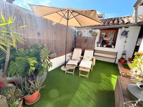 Property building, Balcony/Terrace, Living room