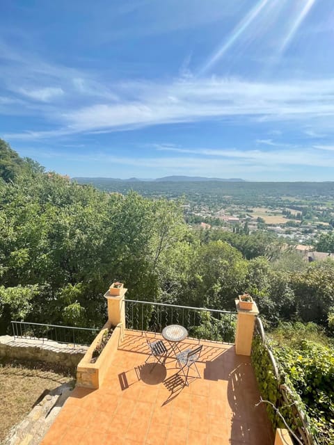 Charming little house with garden, stunning view House in Fayence