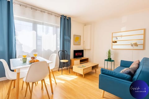 Communal lounge/ TV room, TV and multimedia, Living room, Seating area, Dining area