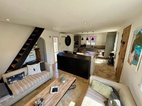 TV and multimedia, Kitchen or kitchenette, Living room, Seating area