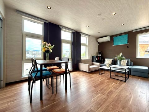 Living room, Seating area, Dining area, air conditioner