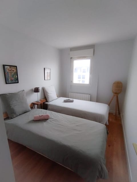 Bed, Bedroom, towels