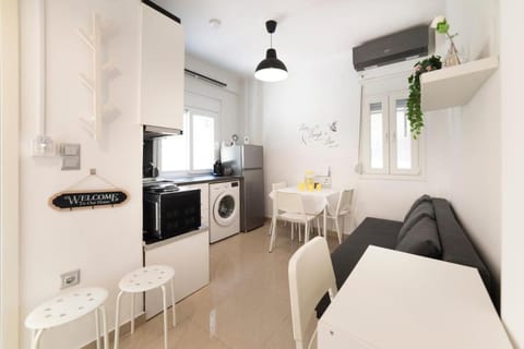 Kitchen or kitchenette, Living room, Seating area, Dining area, stove