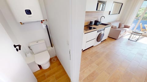 55E - Superbe studio climatisé entièrement rénové au 5ème et dernier étage sur le bord de Mer de Menton Apartment in Menton