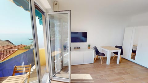 55E - Superbe studio climatisé entièrement rénové au 5ème et dernier étage sur le bord de Mer de Menton Apartment in Menton