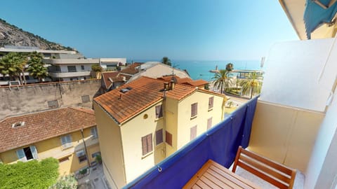 55E - Superbe studio climatisé entièrement rénové au 5ème et dernier étage sur le bord de Mer de Menton Apartment in Menton
