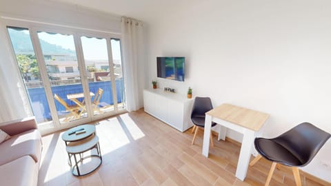 55E - Superbe studio climatisé entièrement rénové au 5ème et dernier étage sur le bord de Mer de Menton Apartment in Menton
