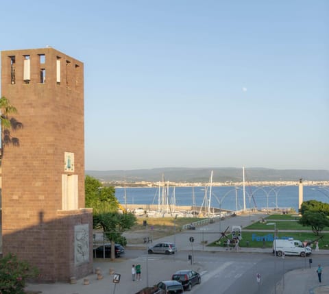 Nearby landmark, Neighbourhood, Natural landscape, City view, Landmark view, Sea view, Parking