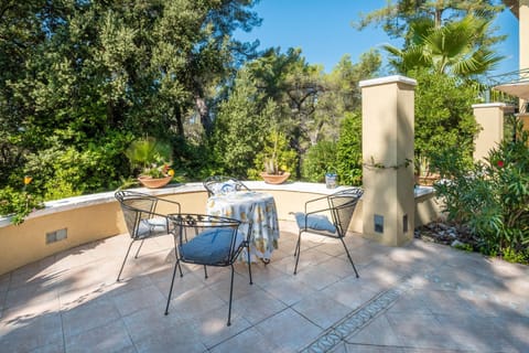 Property building, Balcony/Terrace, Living room