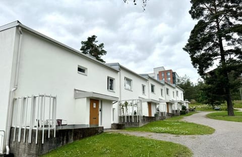 RH 90 m2 and free parking only 3 min with a car from the airport Apartment in Uusimaa