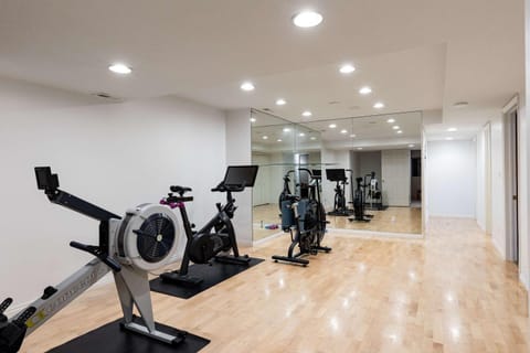 Golden Park City Getaway - Private Hot Tub Home Theater House in Summit Park