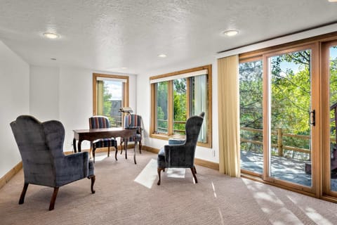 Golden Park City Getaway - Private Hot Tub Home Theater House in Summit Park