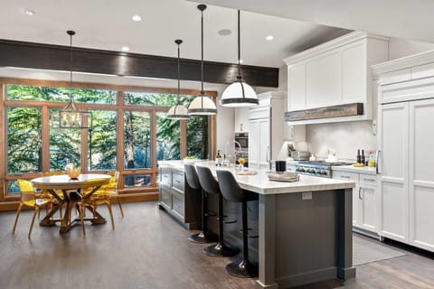 Golden Park City Getaway - Private Hot Tub Home Theater House in Summit Park