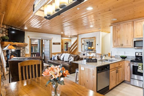 Lazy Bear Log Cabin - Canyons Park Cabin in Snyderville