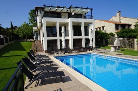 Property building, Swimming pool, sunbed