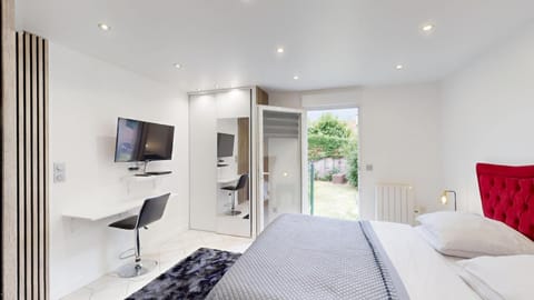 Bed, TV and multimedia, Bedroom