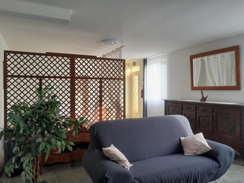Seating area, fireplace