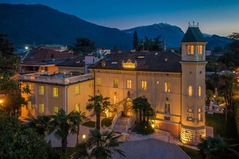 Facade/entrance, Bird's eye view