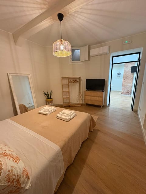 Bed, TV and multimedia, Photo of the whole room, Bedroom