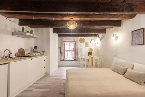 Bed, Kitchen or kitchenette, Living room, Photo of the whole room, Seating area, Bedroom