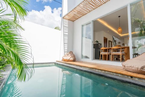 Dining area, Pool view, Swimming pool, sunbed