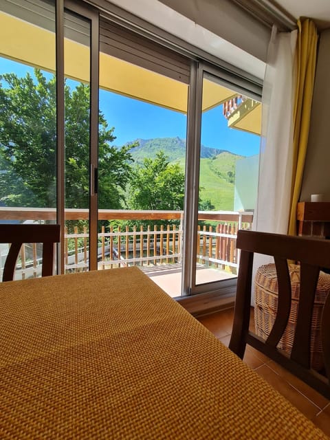 Property building, Day, Natural landscape, View (from property/room), Balcony/Terrace, Photo of the whole room, Dining area, Mountain view