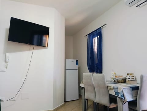 Communal lounge/ TV room, Food close-up, TV and multimedia, Kitchen or kitchenette, Communal kitchen, Breakfast, kitchen