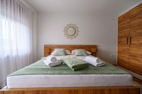 Photo of the whole room, Bedroom, towels