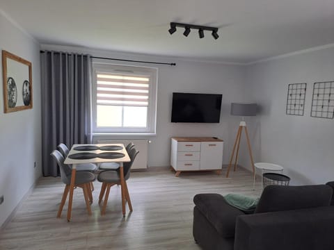 Communal lounge/ TV room, TV and multimedia, Living room, Seating area, Dining area, Evening entertainment