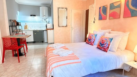 Bed, Photo of the whole room, Seating area, Dining area