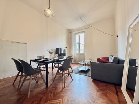 TV and multimedia, Living room, Seating area, Dining area