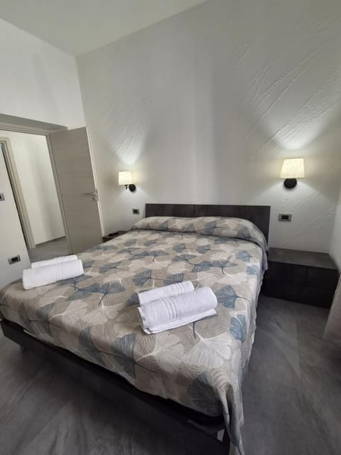 Bed, View (from property/room), Photo of the whole room, Bedroom, towels