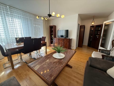 Communal lounge/ TV room, TV and multimedia, Living room, Photo of the whole room, Seating area, Dining area