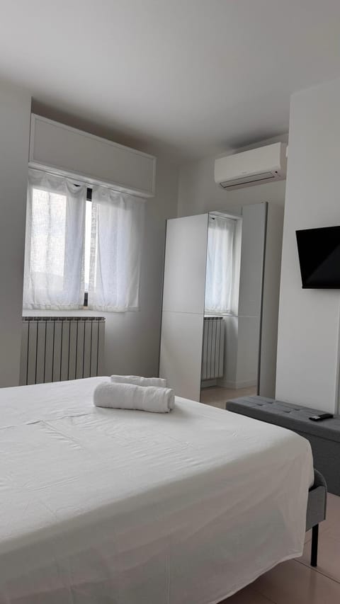 Bed, TV and multimedia, Photo of the whole room, Bedroom, towels, air conditioner