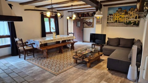 TV and multimedia, Living room, Dining area
