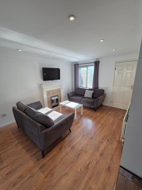 Bright & Cozy 3 Bed House with Parking Apartment in Northampton