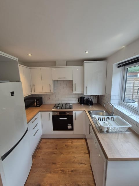 Coffee/tea facilities, Kitchen or kitchenette, dishwasher, oven, stove, toaster