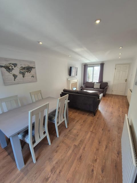 Bright & Cozy 3 Bed House with Parking Apartment in Northampton