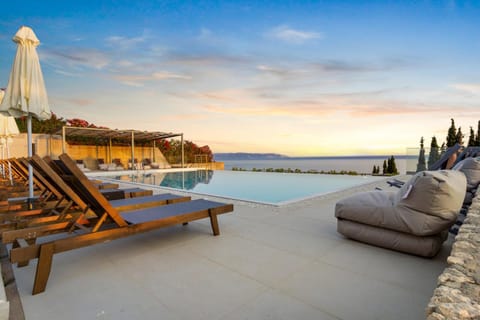 Natural landscape, Sea view, Swimming pool, Swimming pool, sunbed