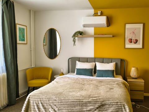 Bed, TV and multimedia, Balcony/Terrace, Balcony/Terrace, Photo of the whole room, Seating area, Bedroom, cot, heating, internet, wardrobe, air conditioner, air conditioner