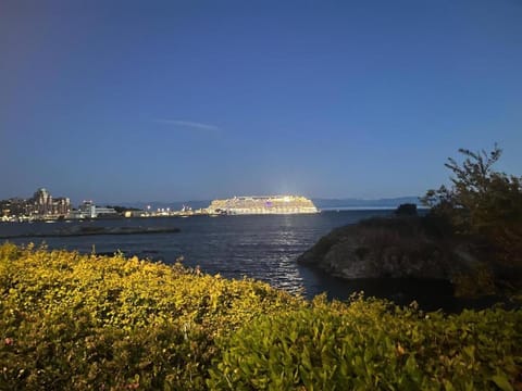 2 bedroom suint water front House in Victoria