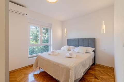 Bed, Bedroom, towels, air conditioner