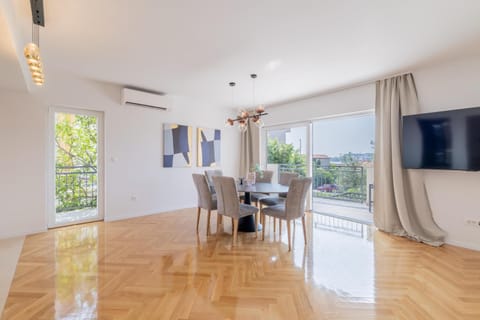 Communal lounge/ TV room, TV and multimedia, Seating area, Dining area, Evening entertainment