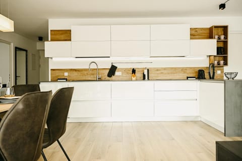 Kitchen or kitchenette, dishwasher, stove