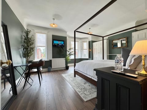 29 The Lodge Boutique Grand Victorian Guest House Near Southampton Cruise Terminal, City Centre & The New Forest National Park - FREE PARKING - HIGH SPEED WIFI Vacation rental in Southampton